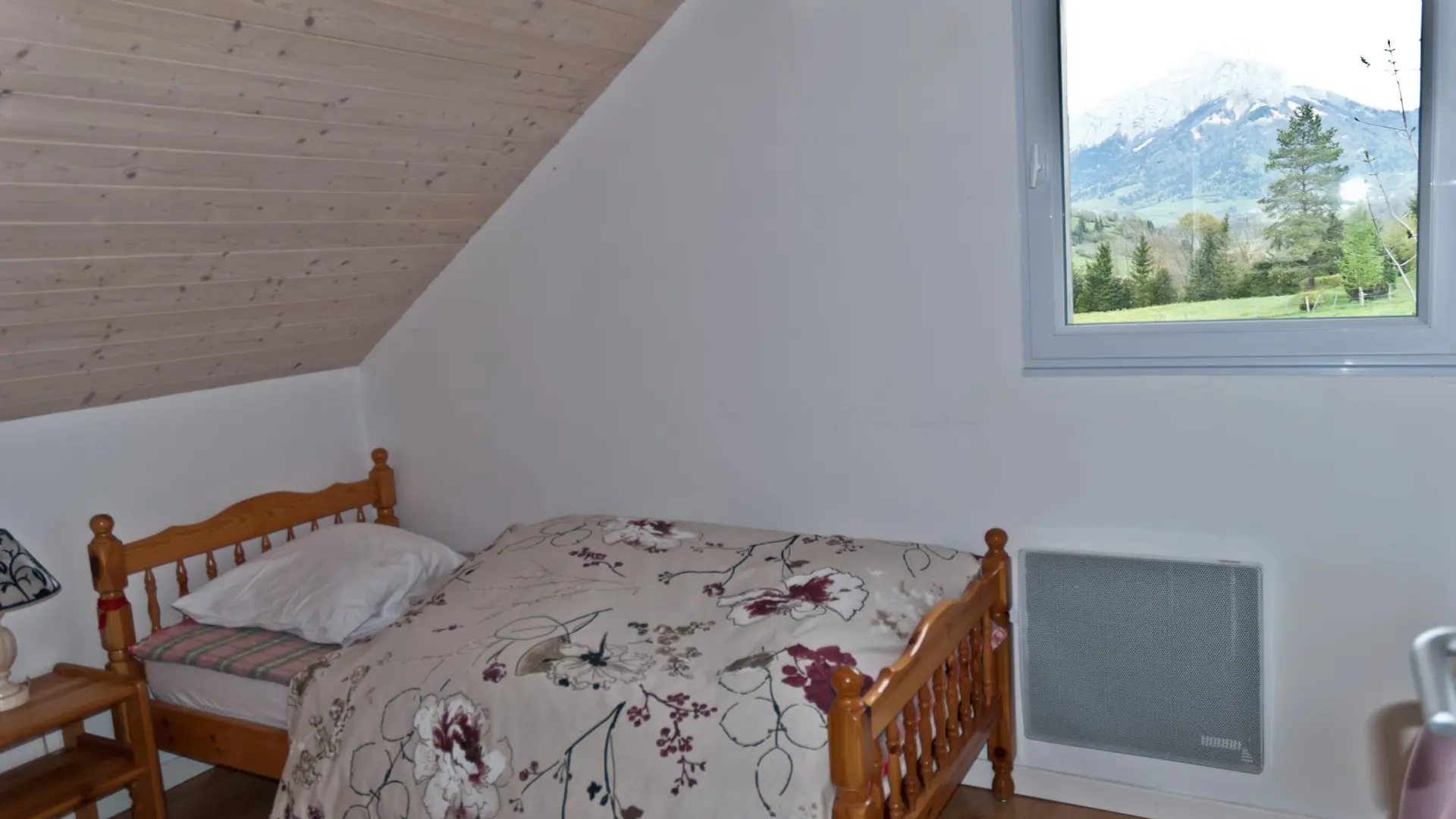 Chambre avec un lit simple et vue sur les montagnes