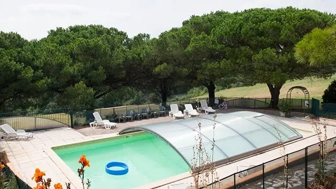 piscine commune chauffée avec couverture amovible