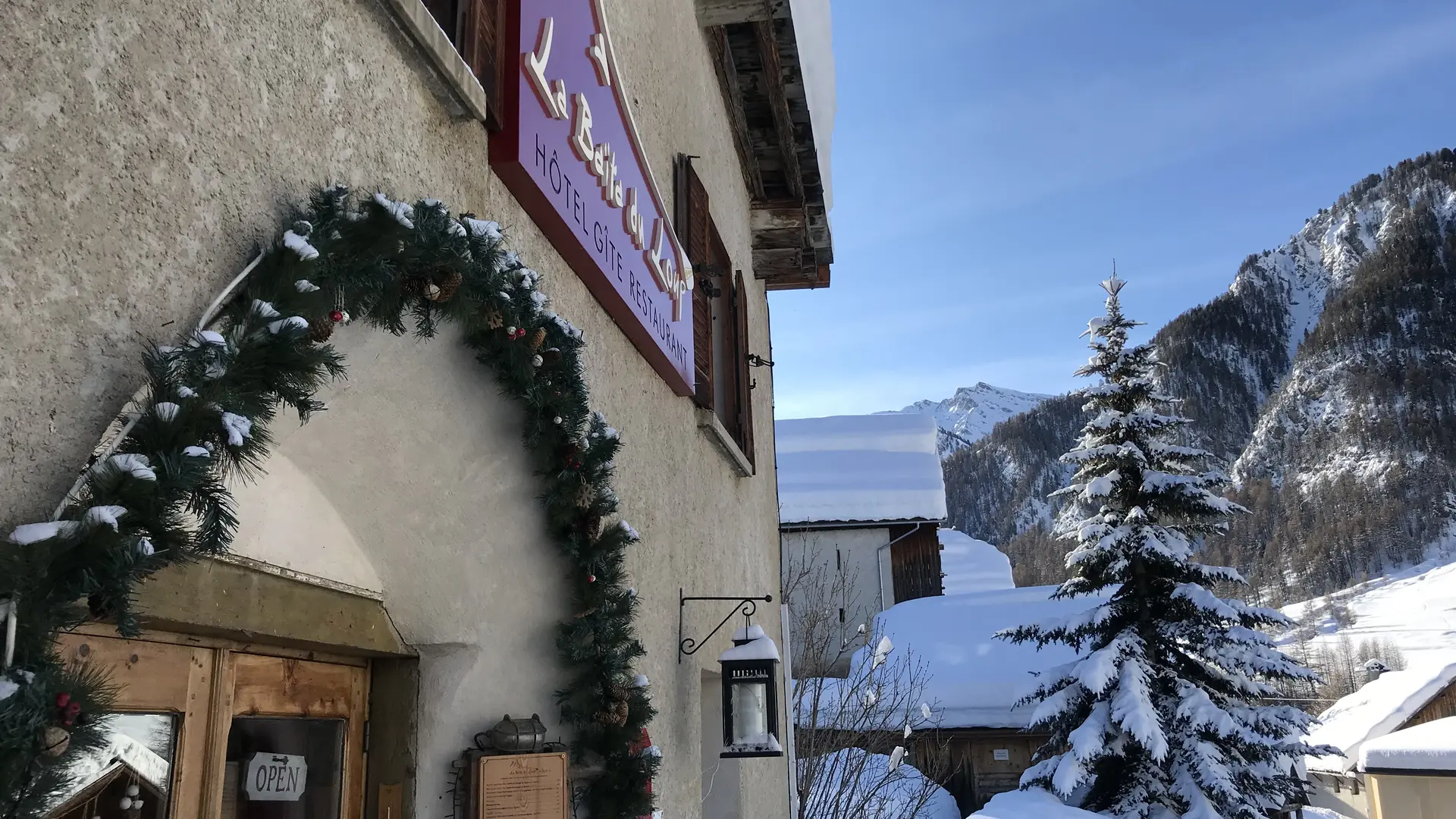 L'entrée de l'hôtel et du restaurant