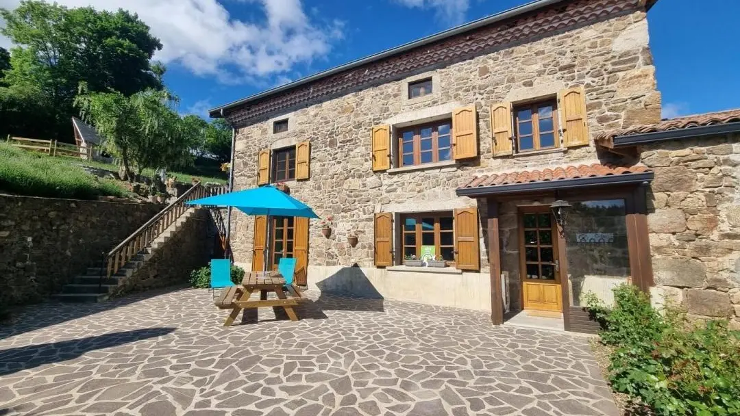 Terrasse d?environ 130m² privative au gîte.