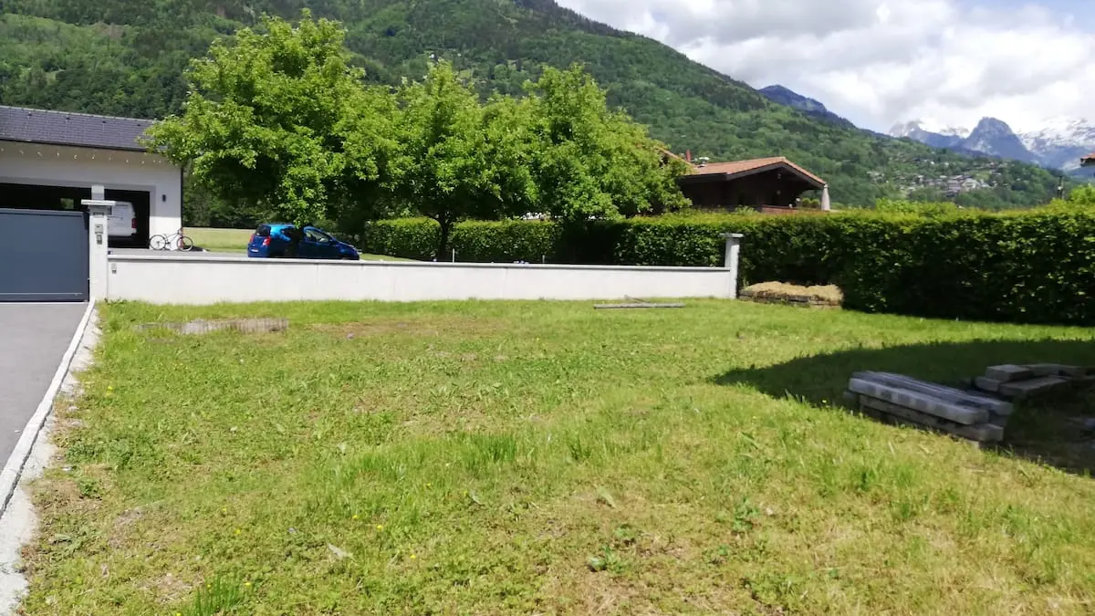 Le terrain derière le chalet