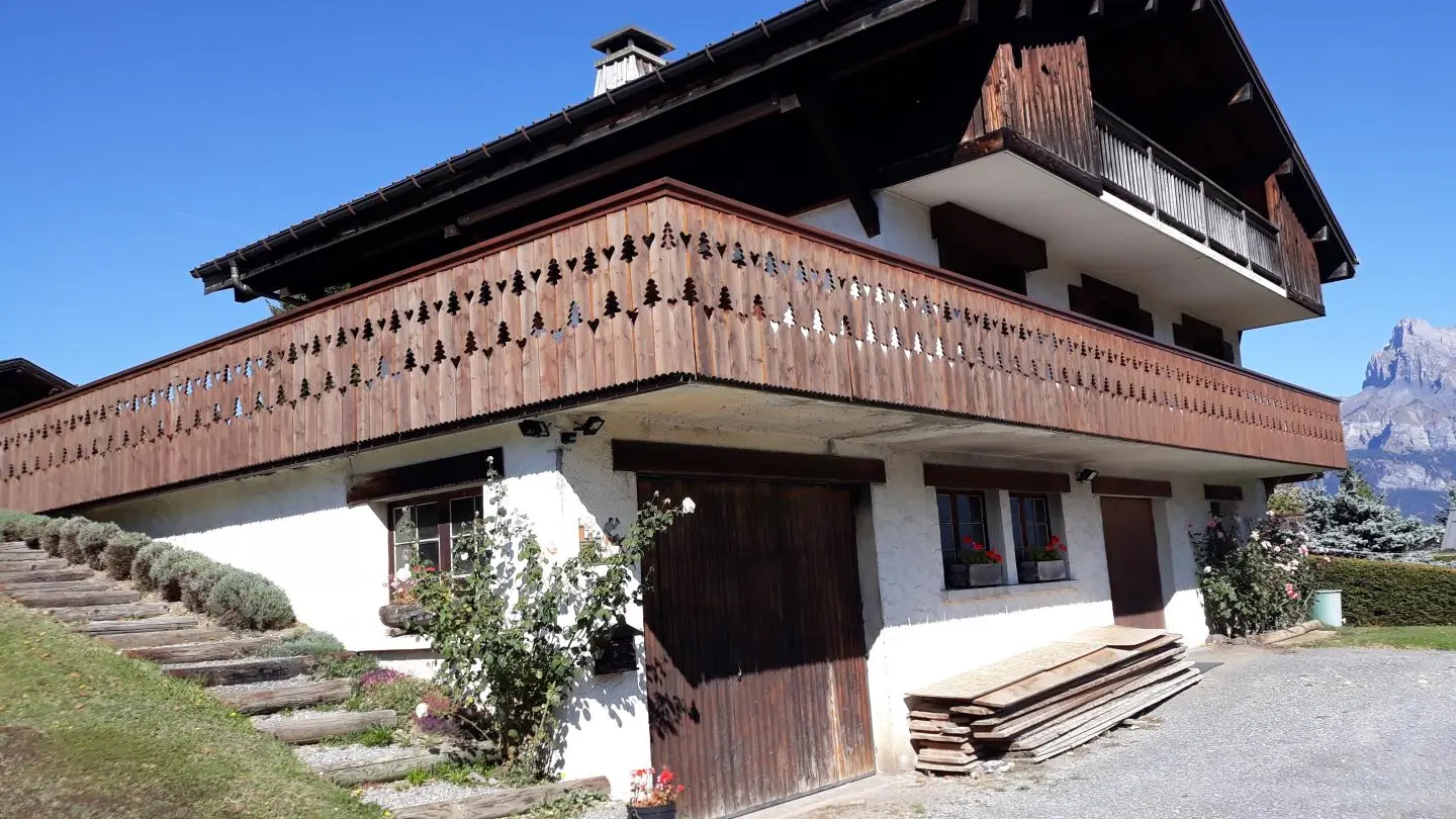 Le gîte est situé au 2ème étage (partie boisée)