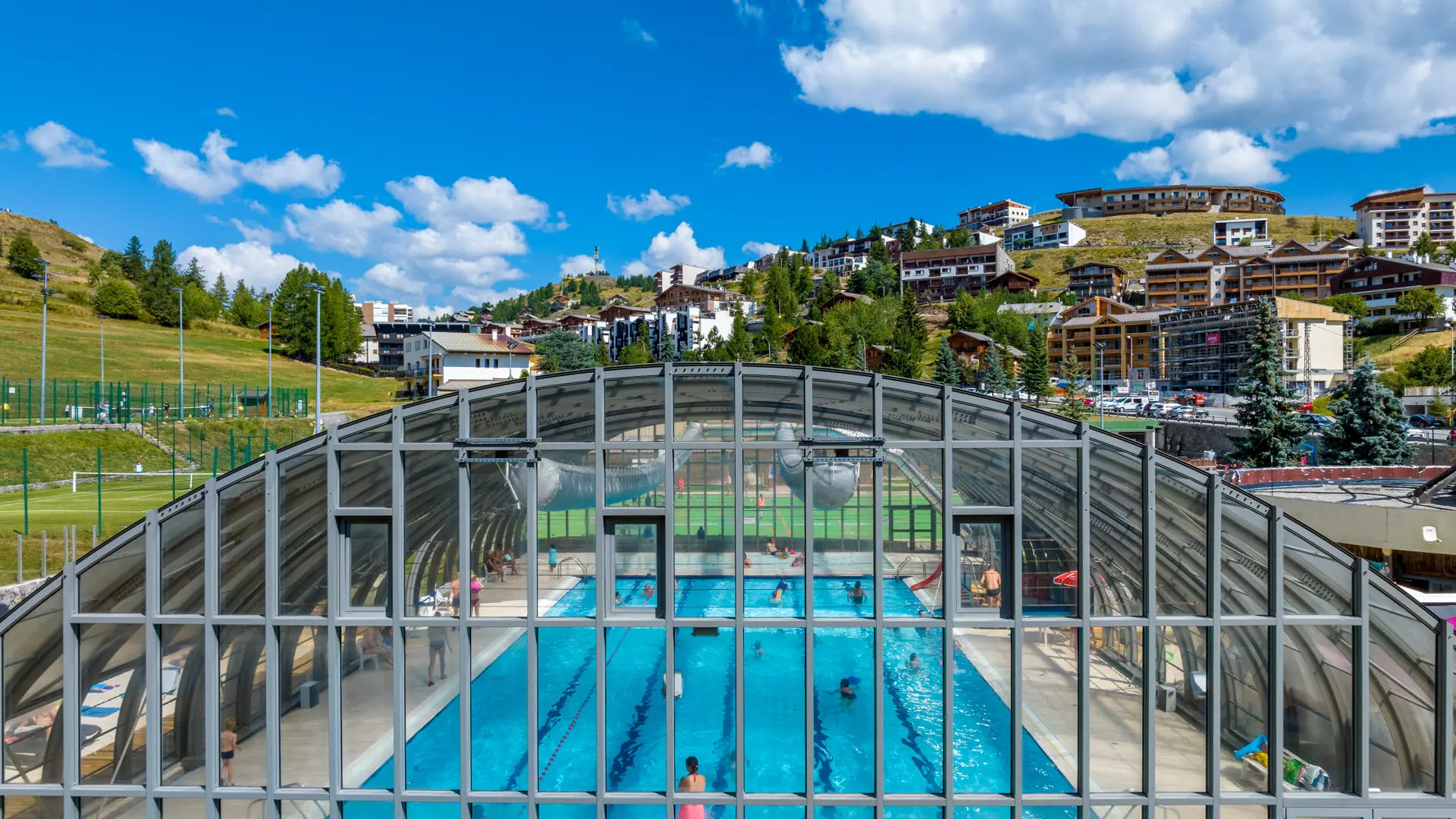 piscine vue de l'extérieur sous son dome