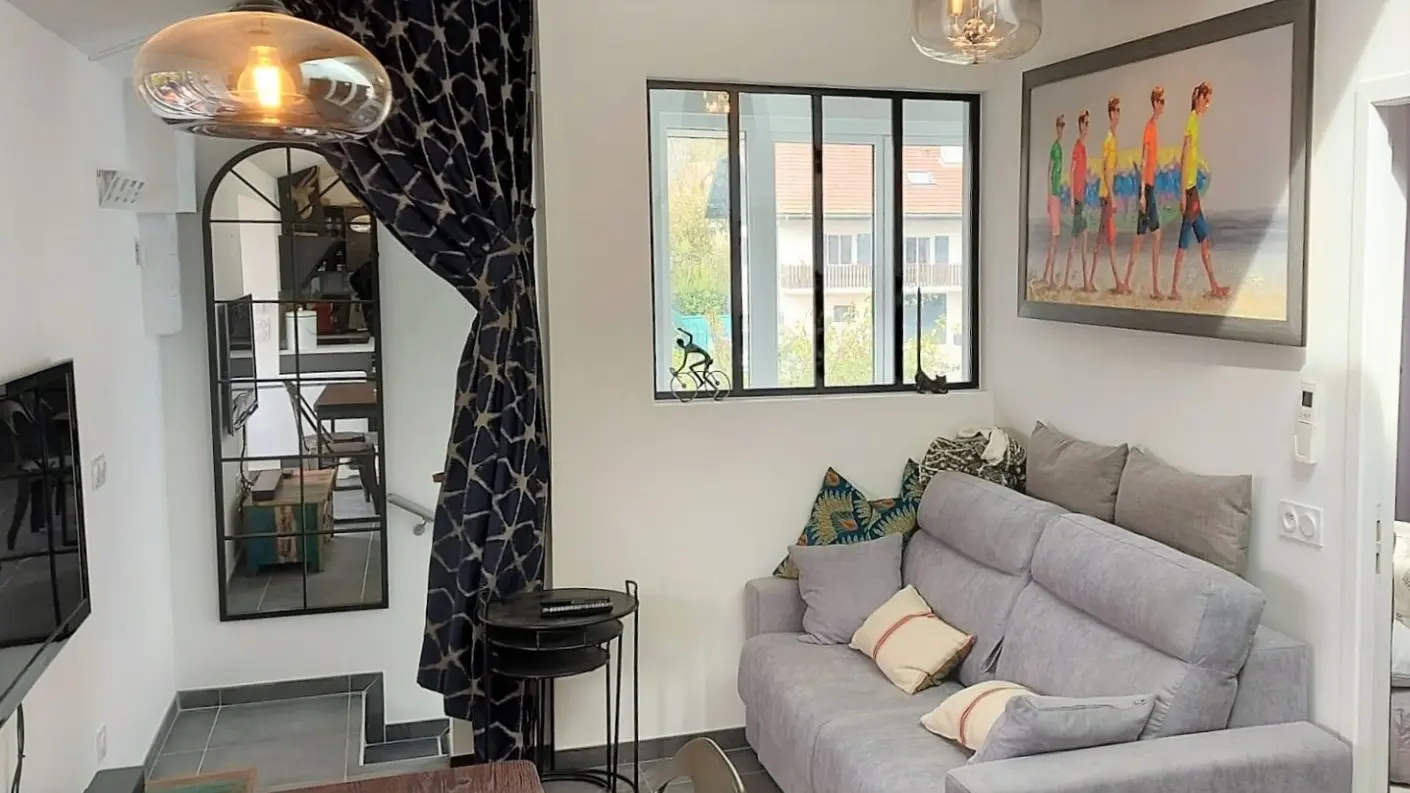 Salon / Séjour avec canapé convertible et télévision