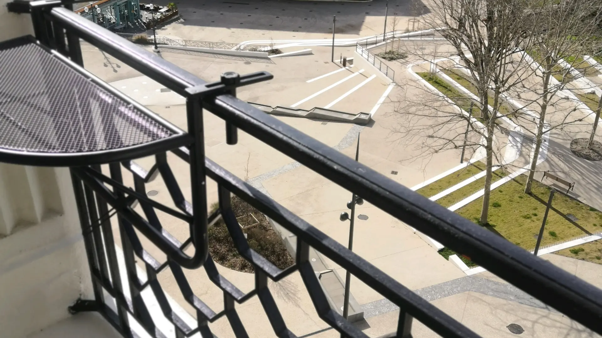 Balcon - Vue sur la place des Thermes