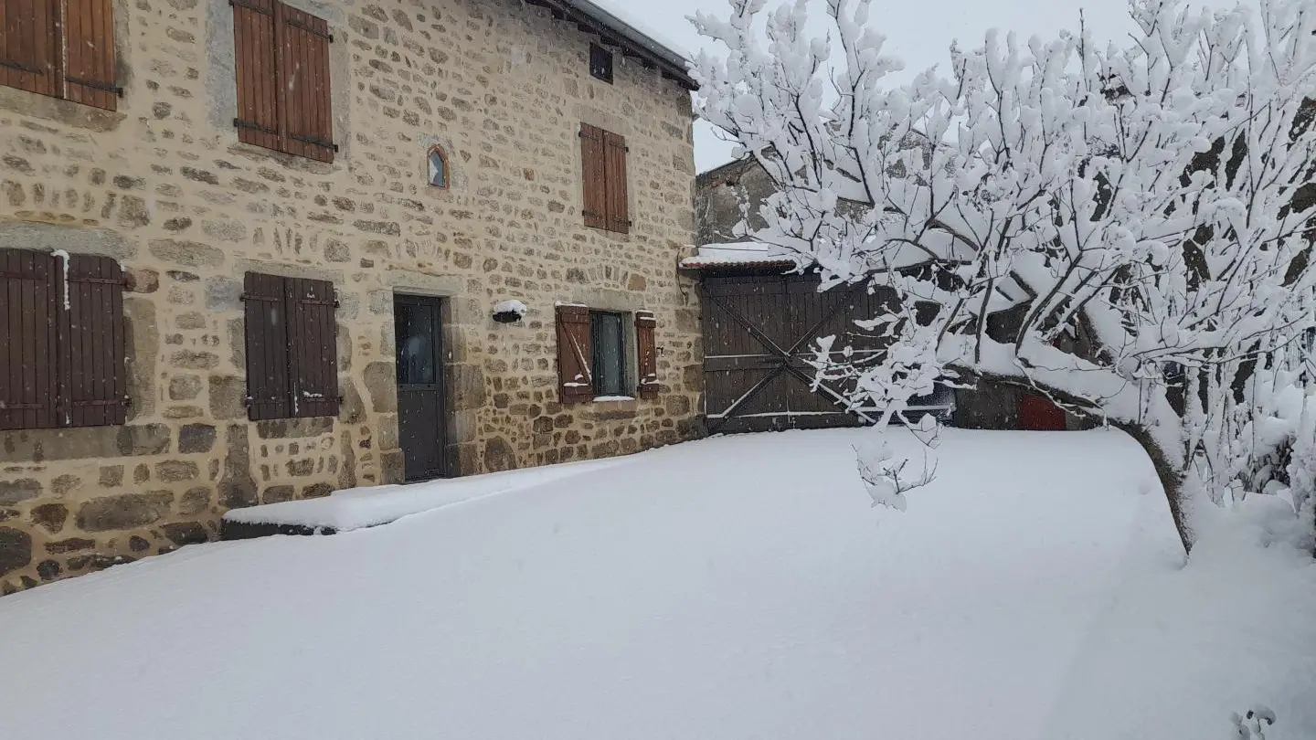 Le gîte sous la neige fraîche du 8 Décembre 2024