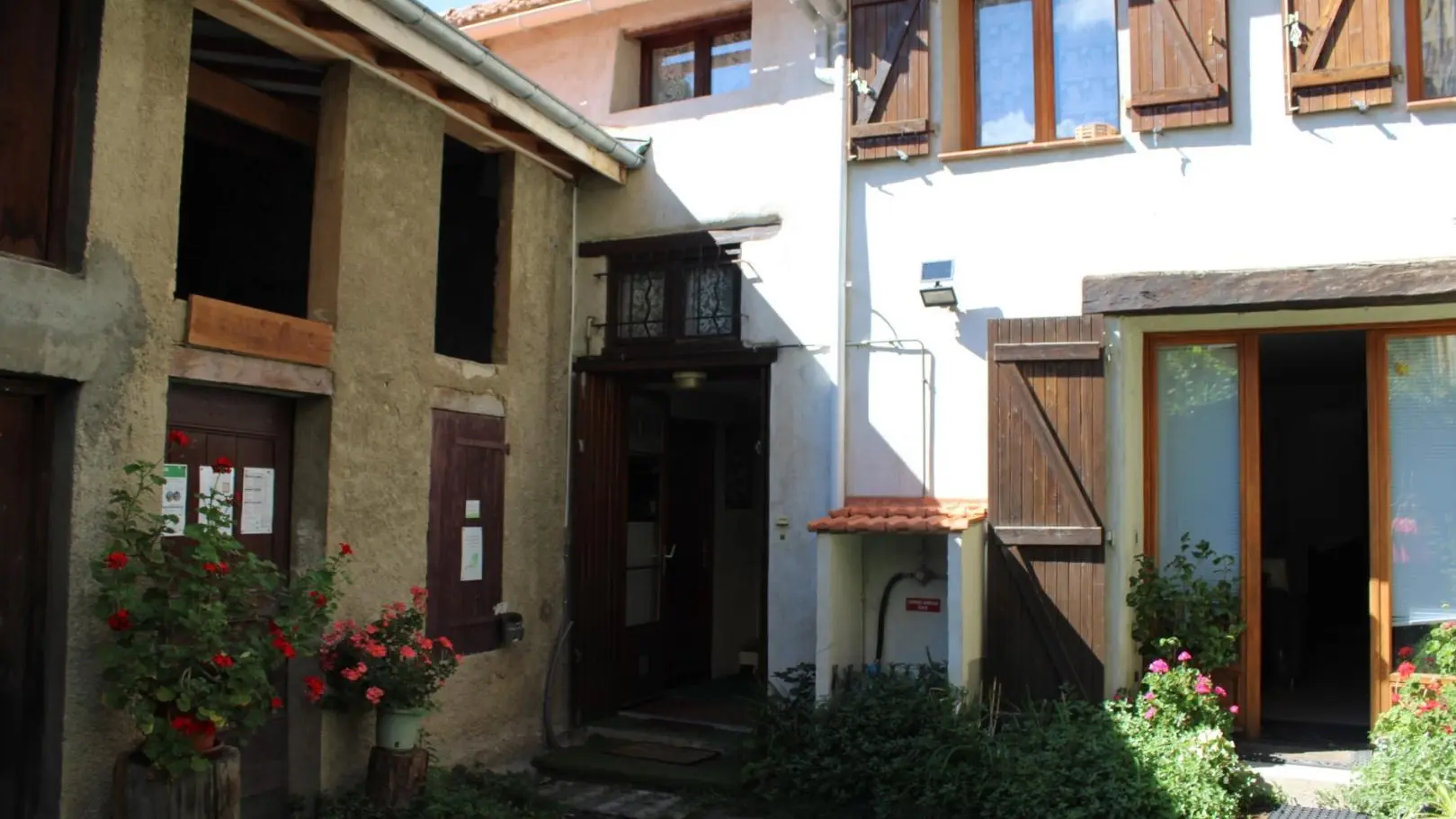Gîte d'Etape/Groupe La Rouguière - Entrée - Saint-Martin-Vésubie - Gîtes de France Alpes-Maritimes