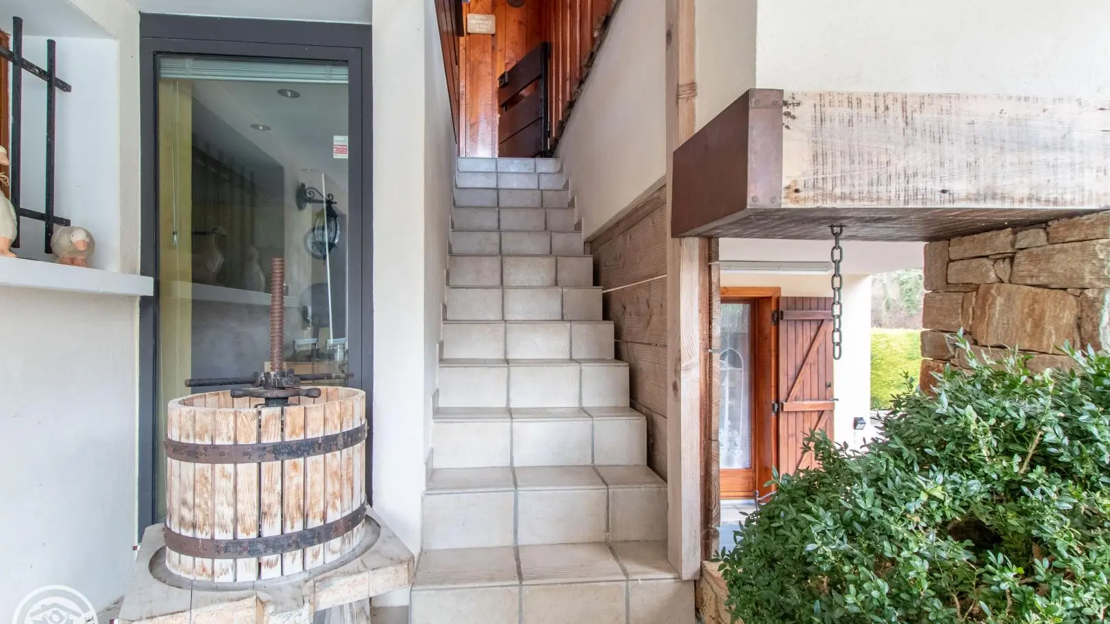 Entrée indépendante par escalier extérieur abrité