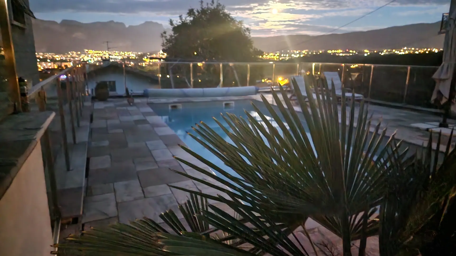 Coucher de soleil magique sur la piscine