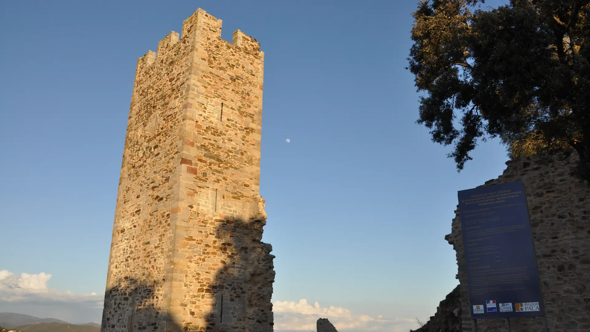 Remparts et vestiges du château des Seigneurs de Fos à Hyères