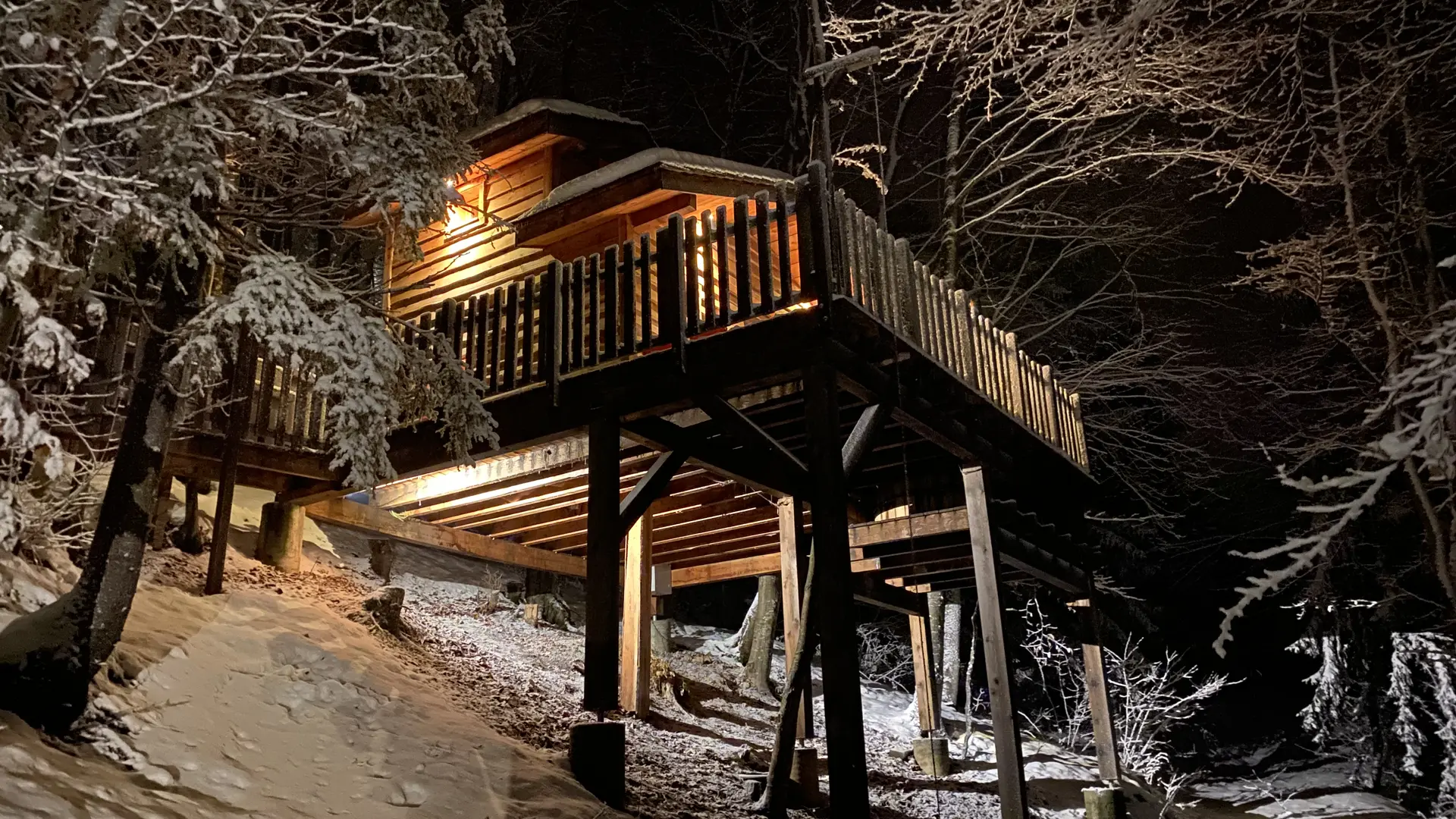 Là-Haut, cabanes perchées