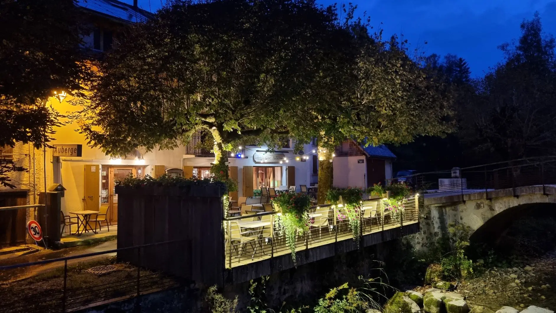 La terrasse du restaurant de nuit