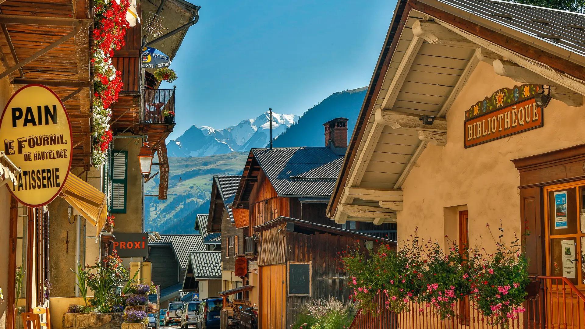 La rue principale du village, ses commerces et sa vue sur le Mont-Blanc