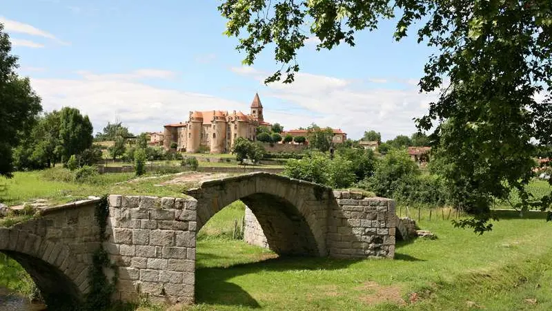 Prieuré depuis le pont de la Valla
