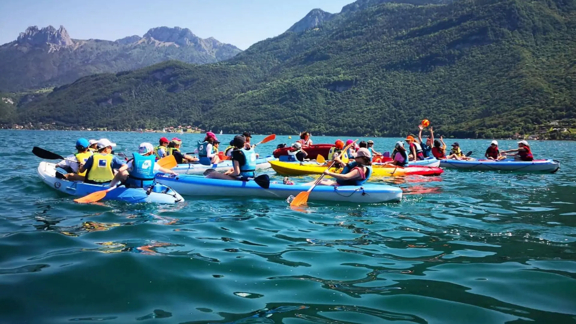 groupe d ekayak sur le lac d'Annecy
