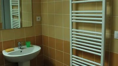 Lavabo et radiateur dans la salle de bain du Gîte des Hauts Plateaux