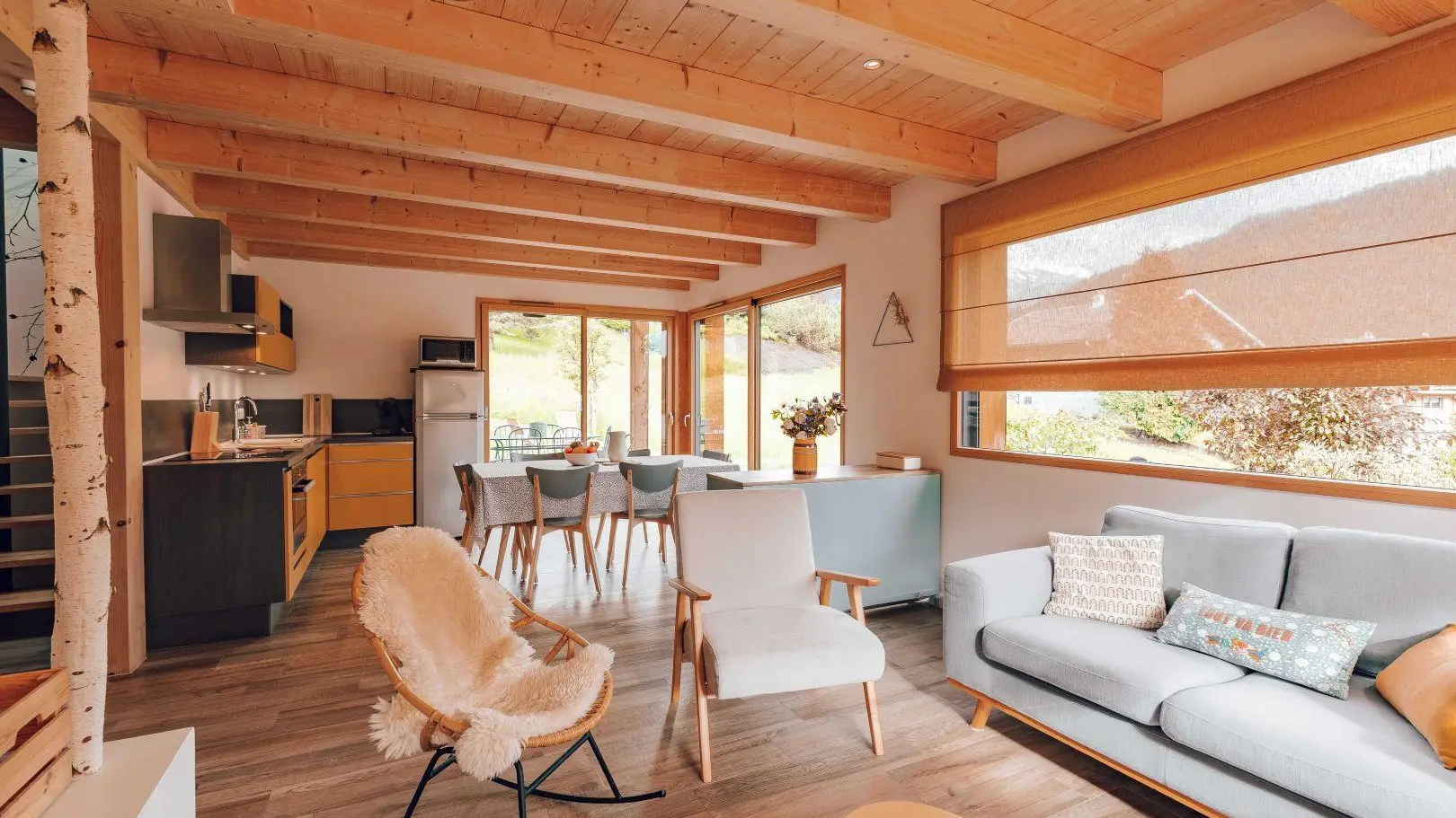 Un salon lumineux et décoré avec soin.