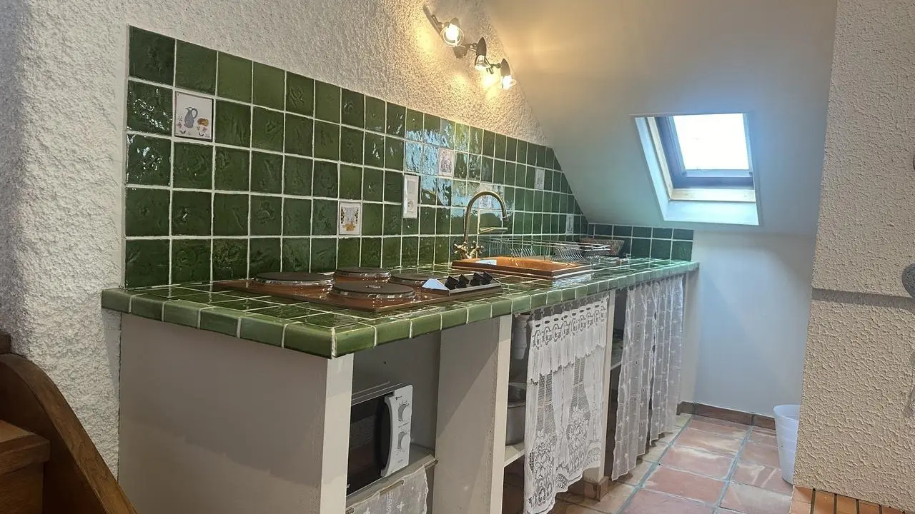 La chambre dispose d'un espace cuisine.