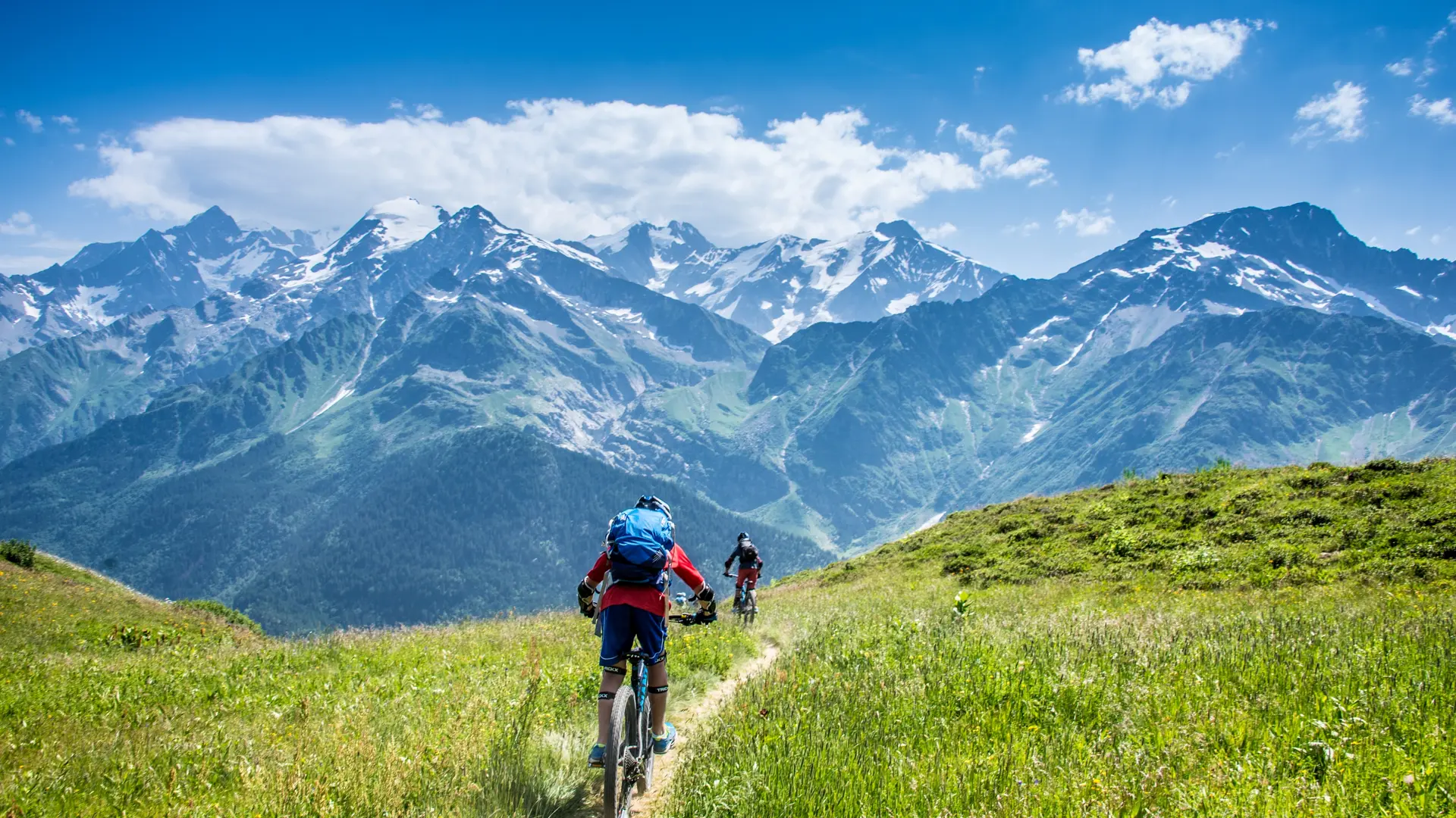 Un petit tour en VTT face à la chaine du Mont-Blanc ?