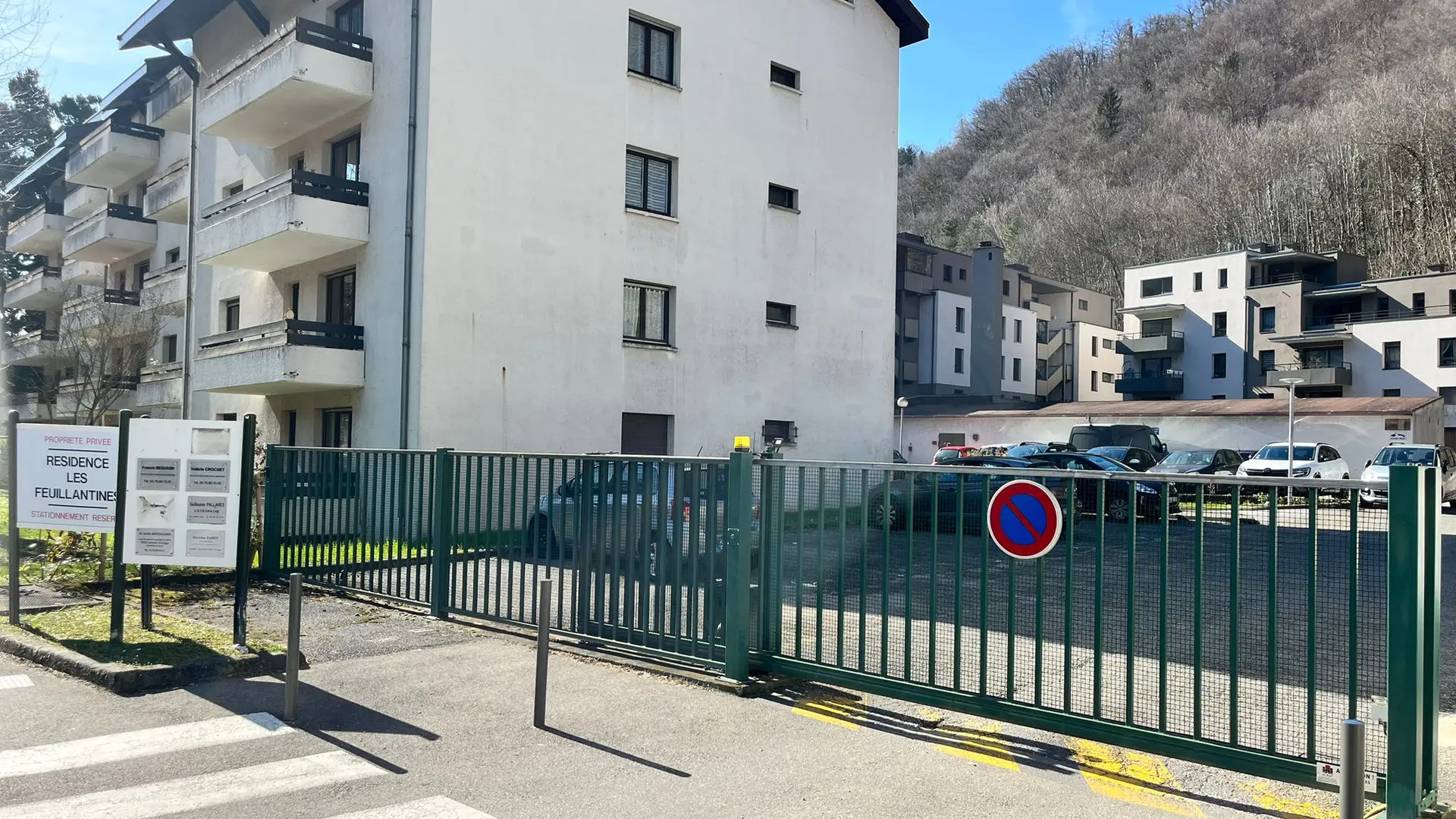 Vue sur le parking privé clôturé de la résidence des Feuillantines.
