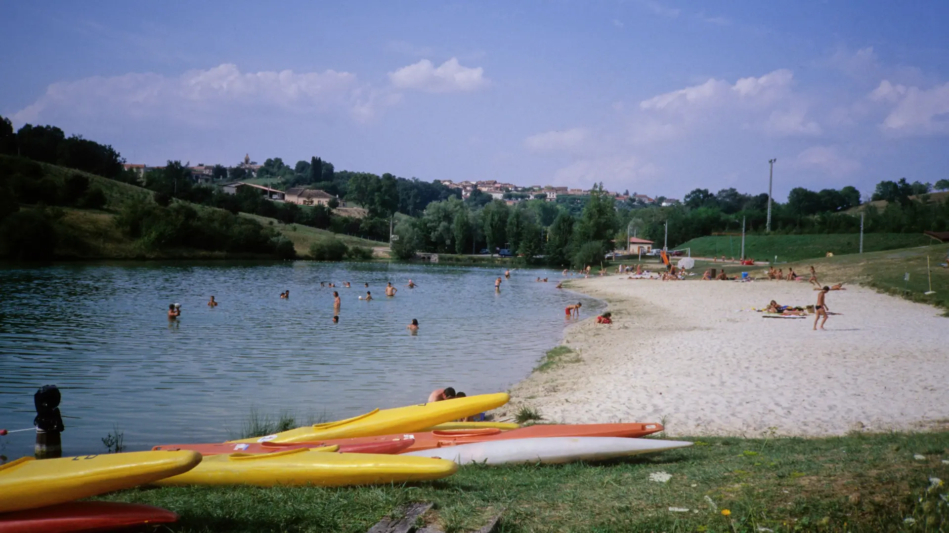 vue sur la plage de sable blanc