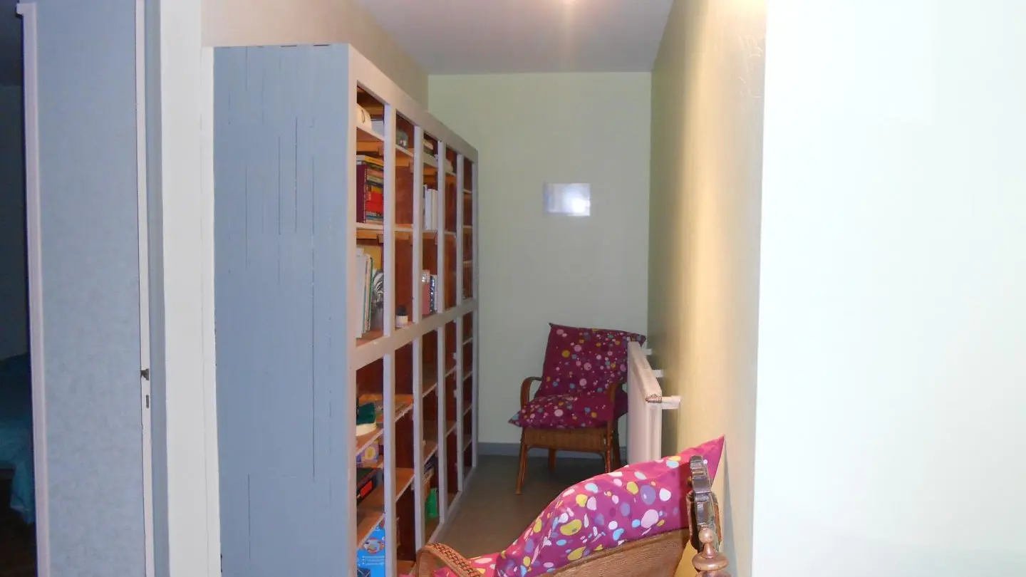 Petit coin bibliothèque avec livres et jeux de société au 2eme étage