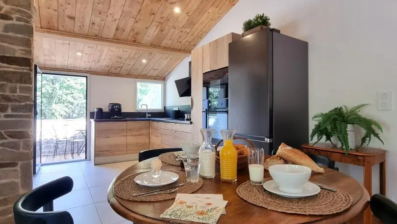 Séjour avec cuisine ouverte sur la salle à manger et le salon.