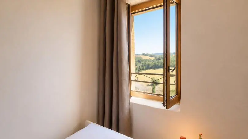 Chambre modulable 5 : équipée de deux lits de 90 × 200 cm avec deux lits gigognes Gauthier intégrés, offrant la possibilité de créer, à la demande, deux couchages d'appoint supplémentaires.