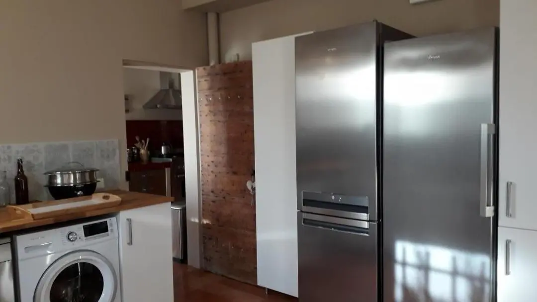 La Buanderie avec évier, Frigo/congélateur, congélateur, lave linge, lave vaisselle