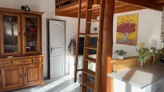 Pièce à vivre princiaple avec des décorations en blanc et bois.