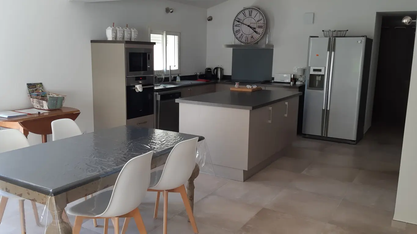 Gîte Mas des Roumaises_Le Thor coin repas gris