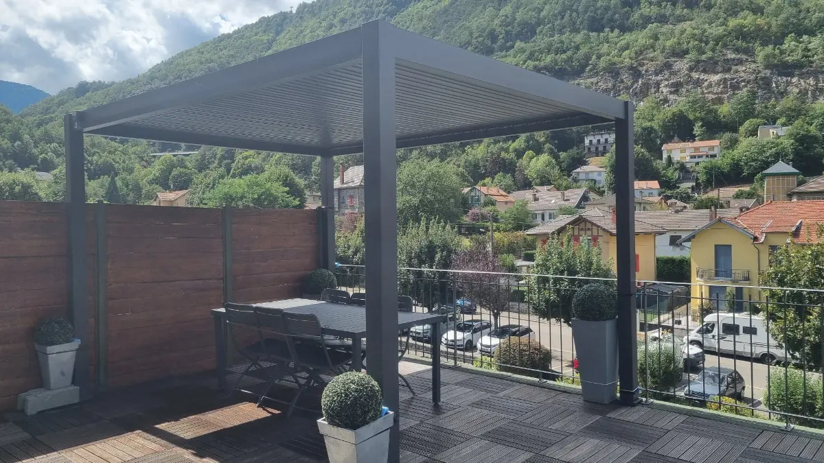 Grande terrasse avec Pergola de 4 mx 3 m pour déjeuner et diner