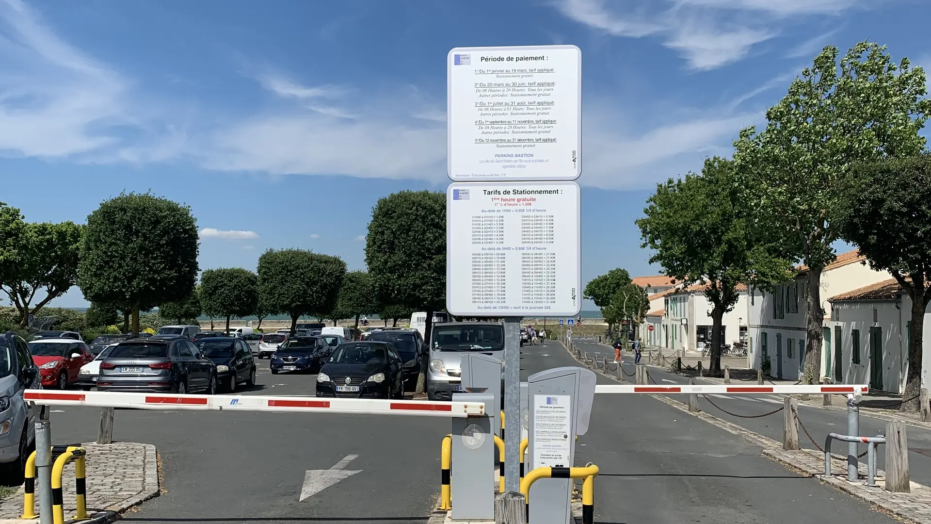 Entrada y salida al estacionamiento con barreras.