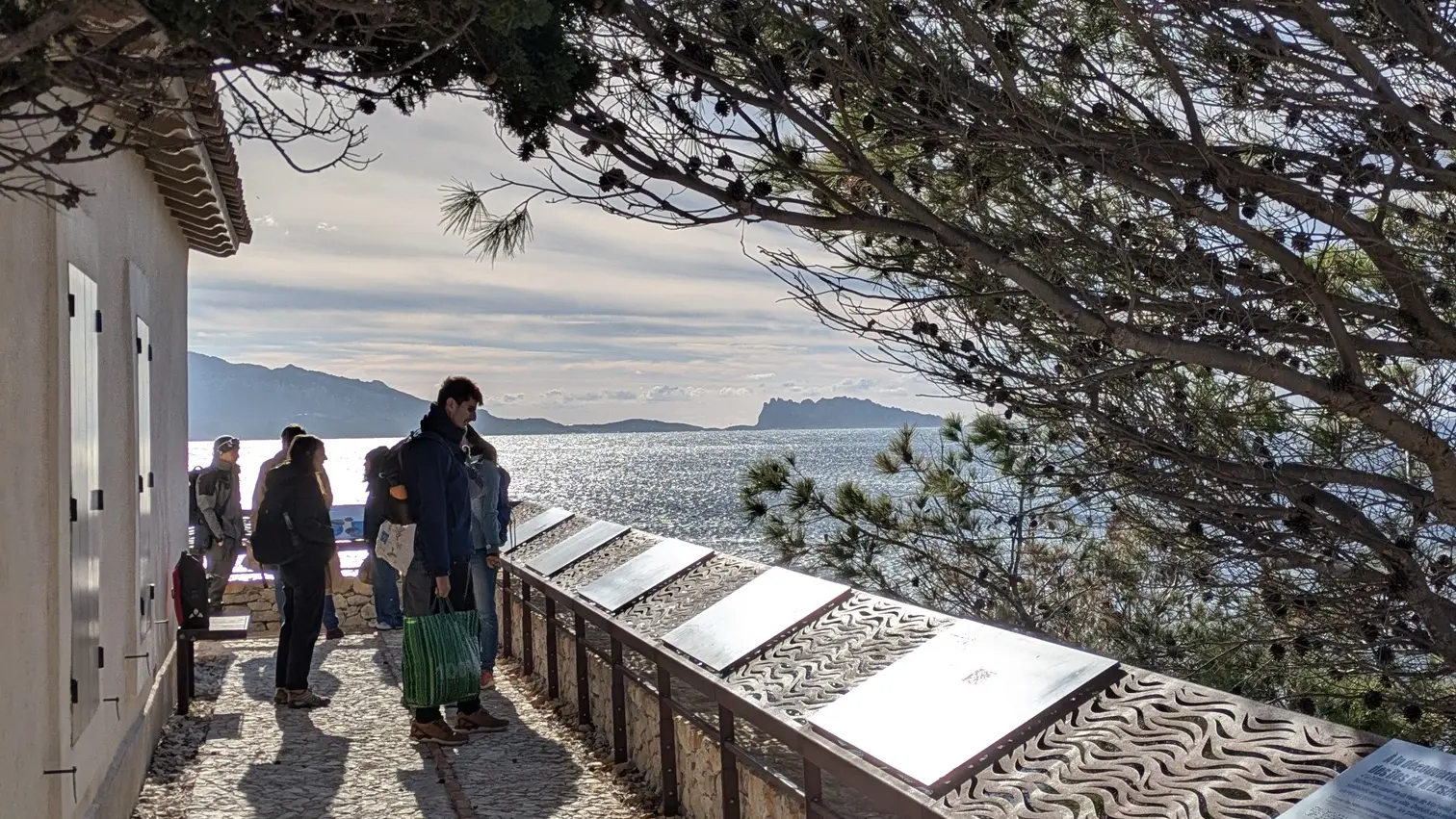 cheminement et panneaux à l'extérieur