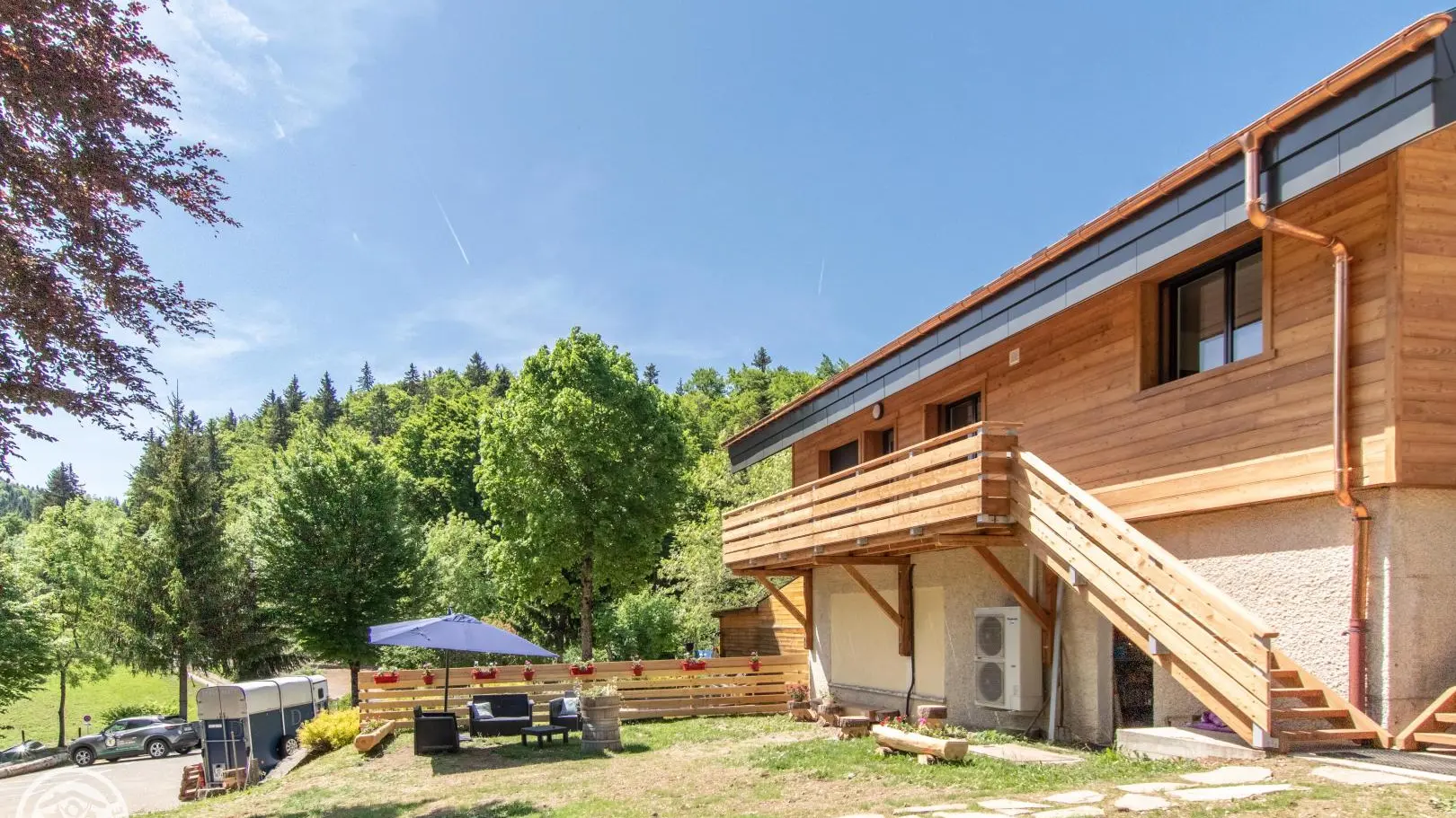 Accès au gîte par escalier de gauche