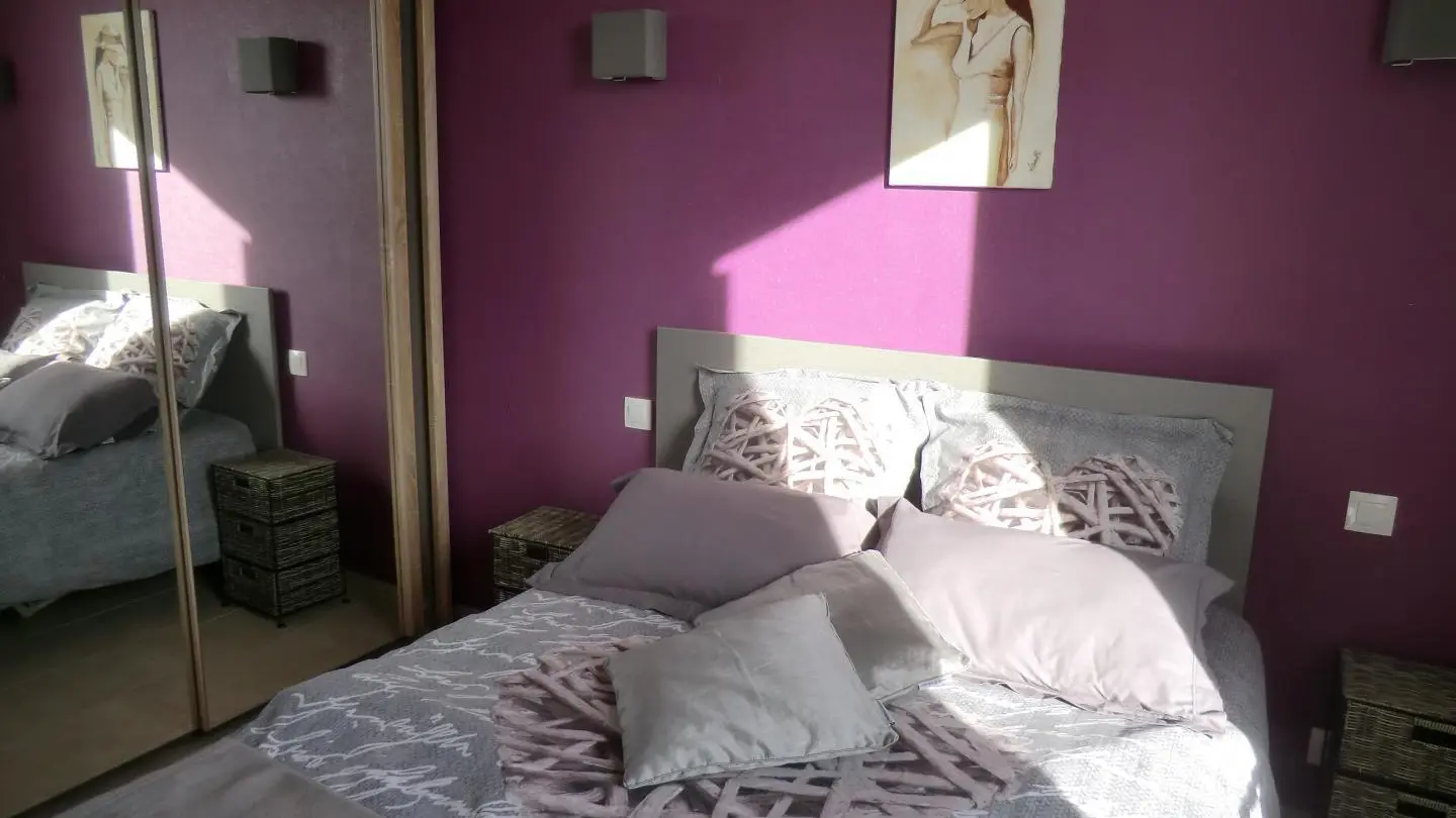 Chambre lit en 140, grande armoire  /penderie.Gîte Magnolia à Colomars Gîtes de France Alpes-Maritimes