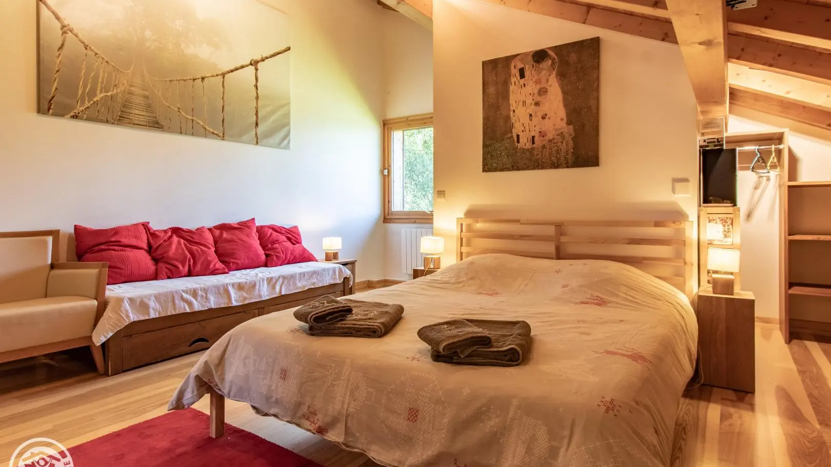 Chambre familiale avec un lit 160cm et 2 lits simples. Salle de d'eau (douche) privative rénovée en 2019.