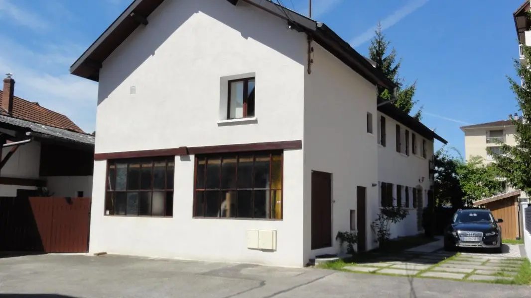 Notre appartement se trouve au premier étage de la maison indépendante située au premier plan, au-dessus d'un local vélos.