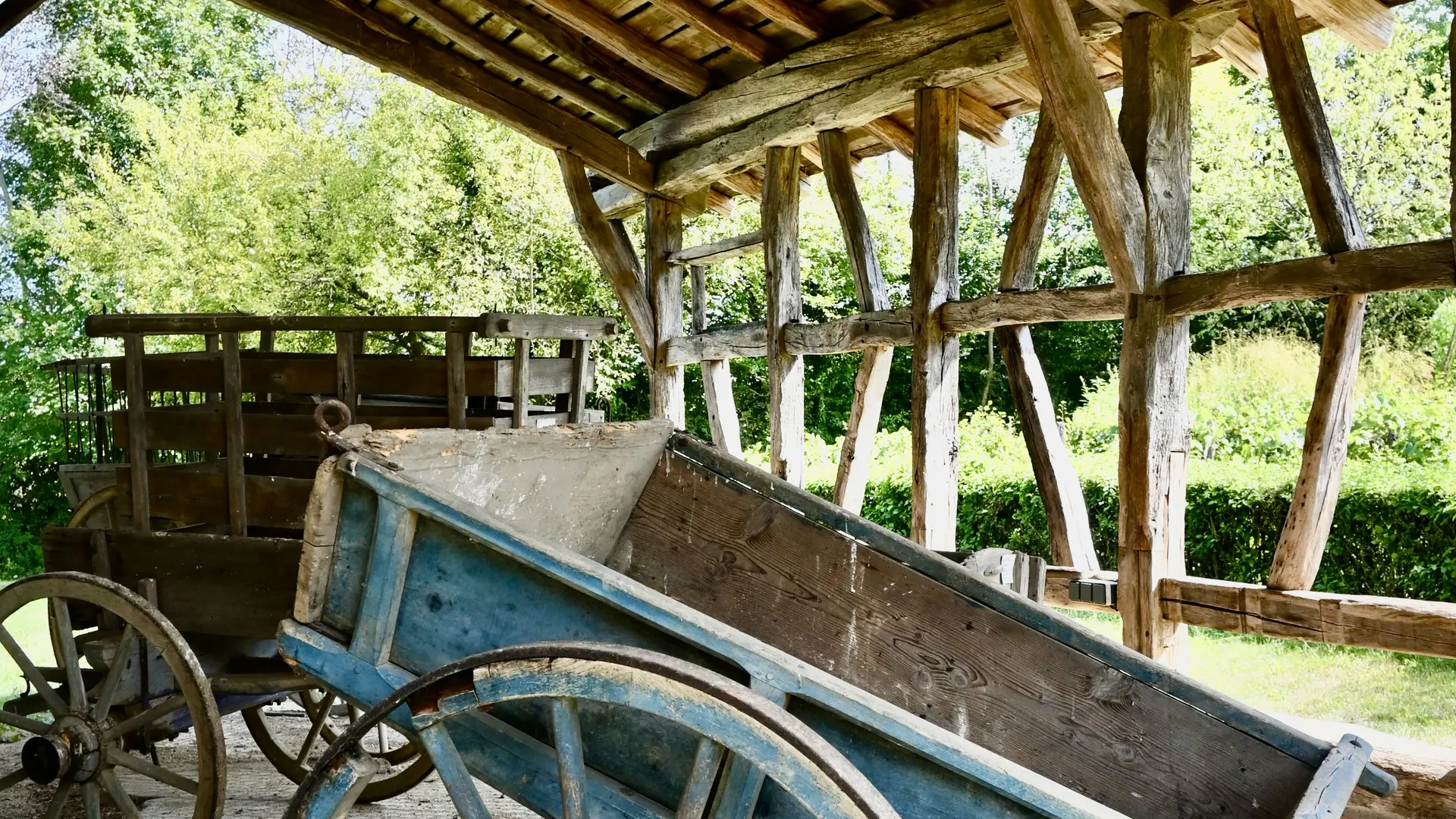 Une charrette bleue