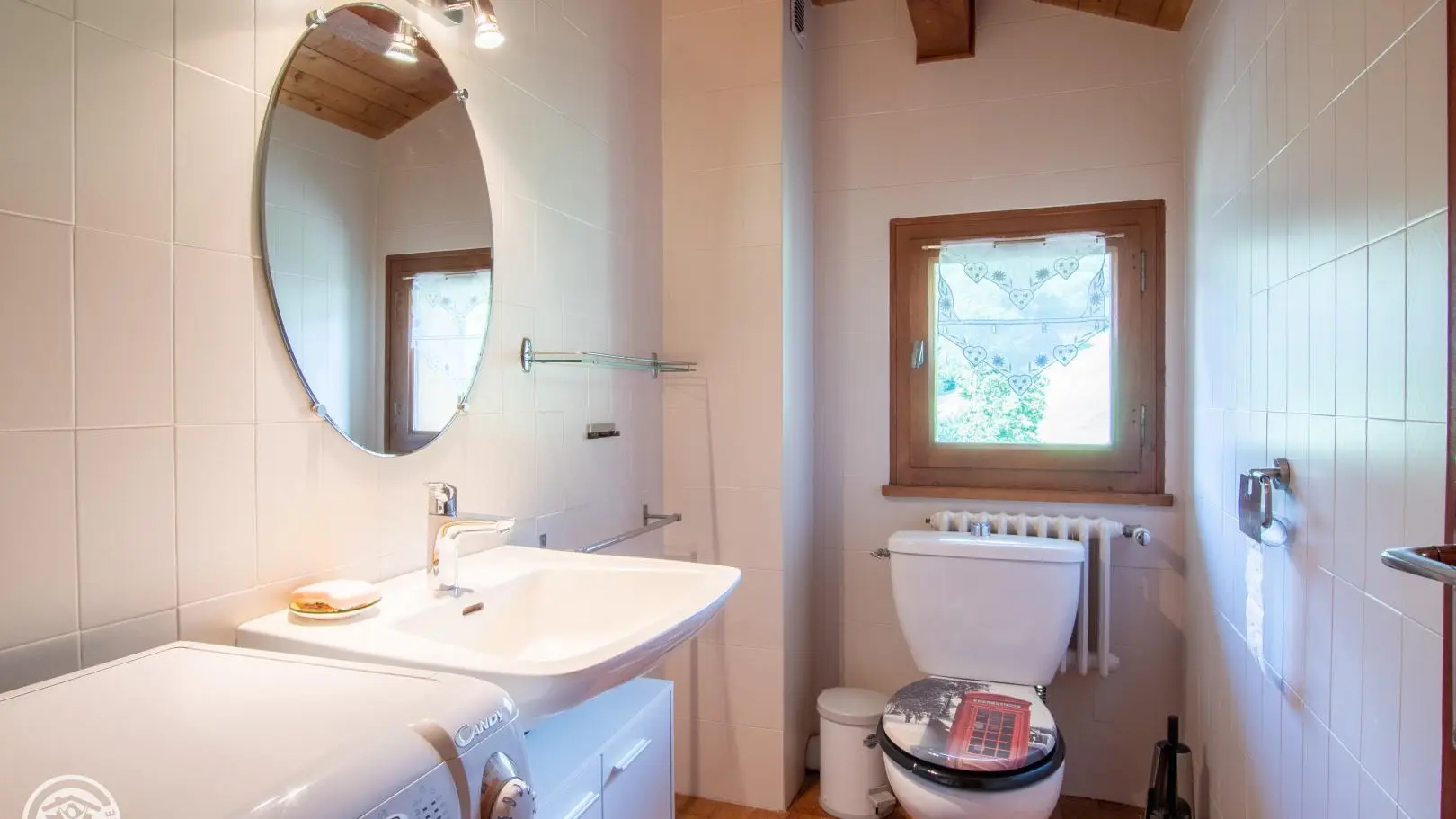 WC avec lavabo et lave linge