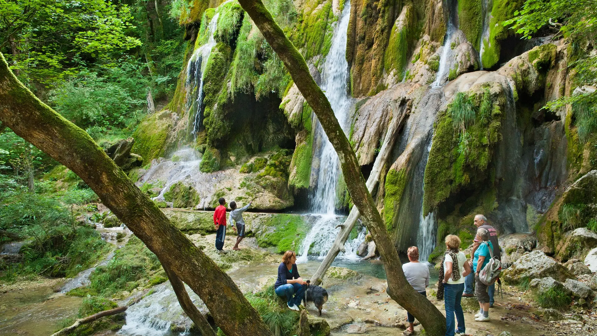 Pause fraîcheur à la cascade de Claireafontaine