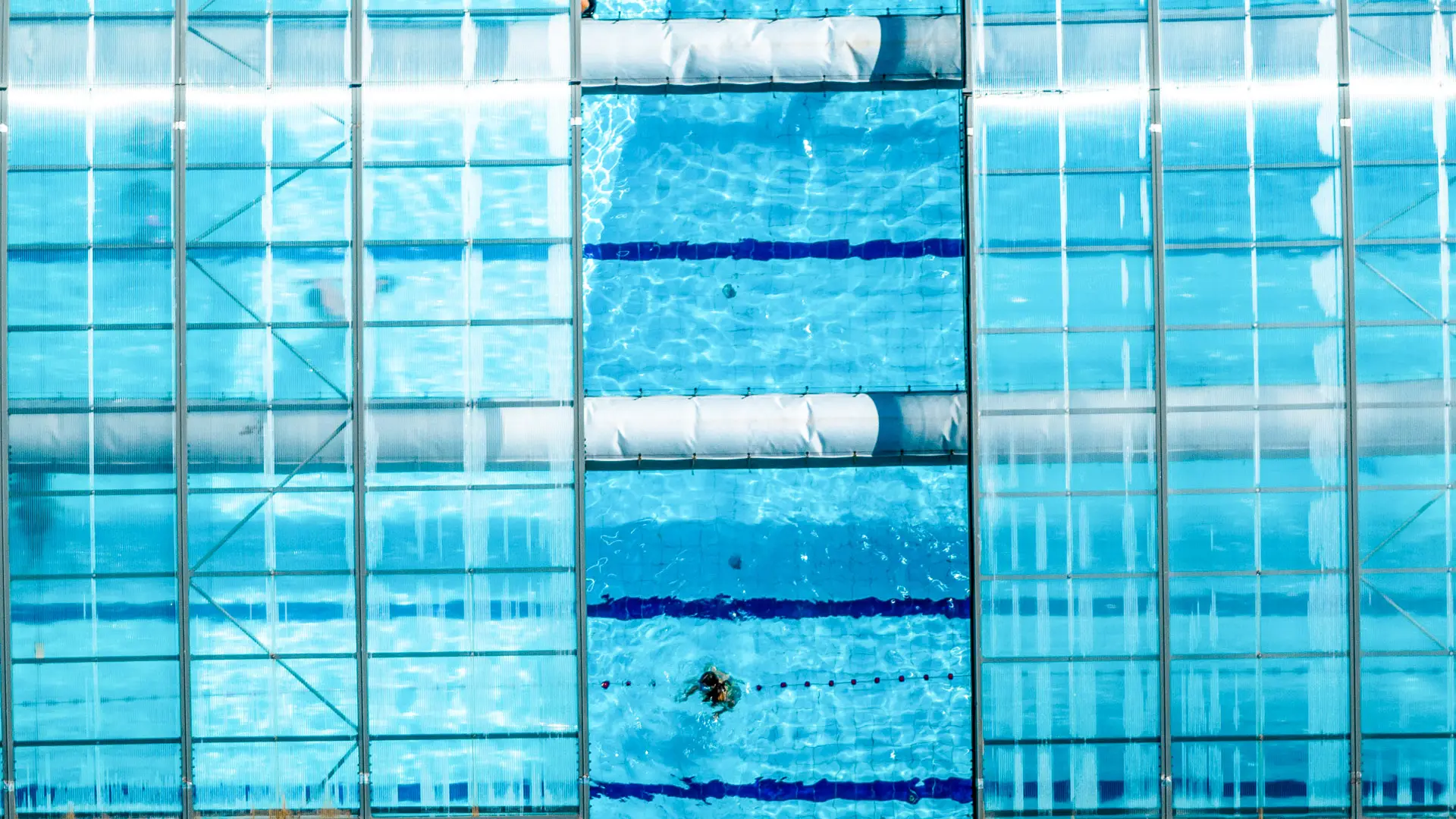 toit ouvert de la piscine