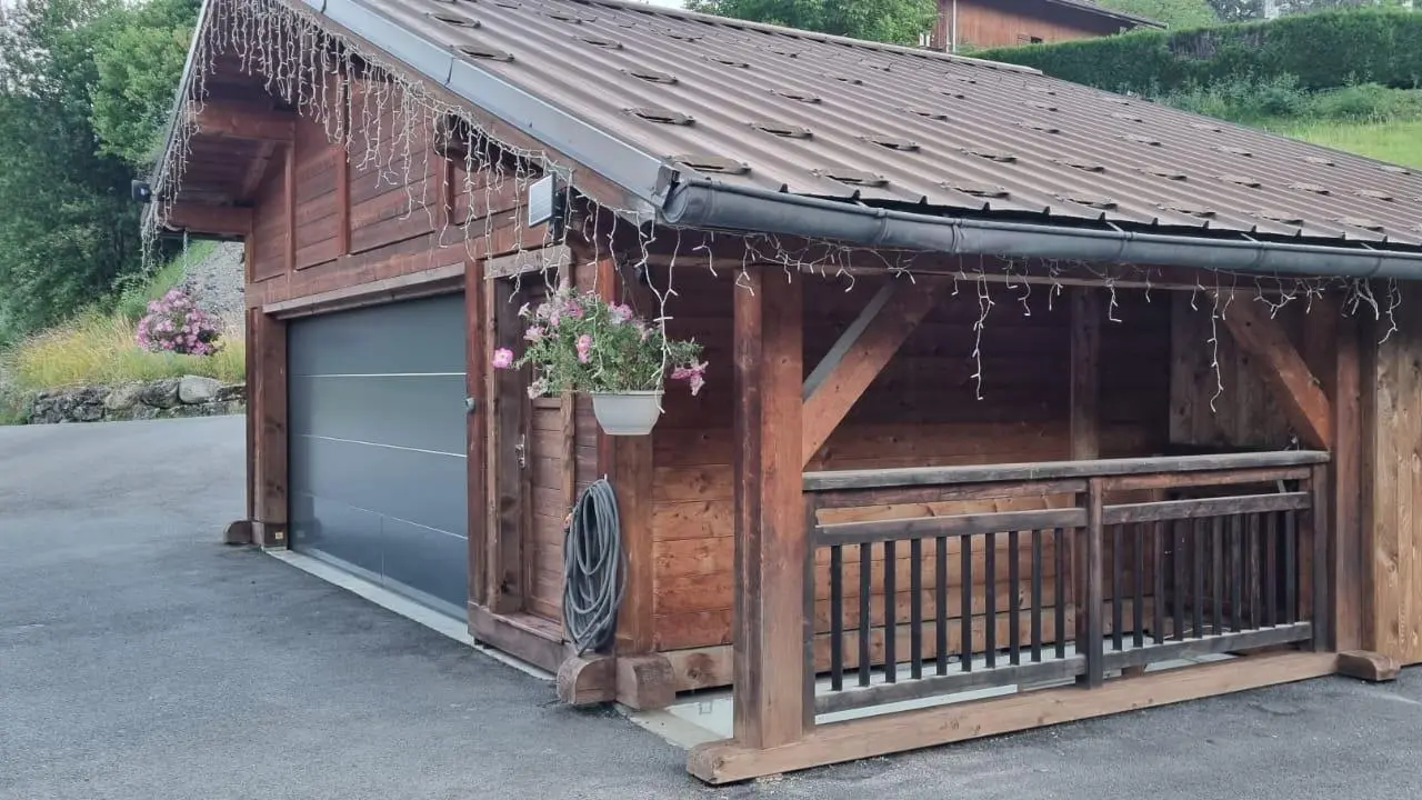 A droite le local à ski et à vélo