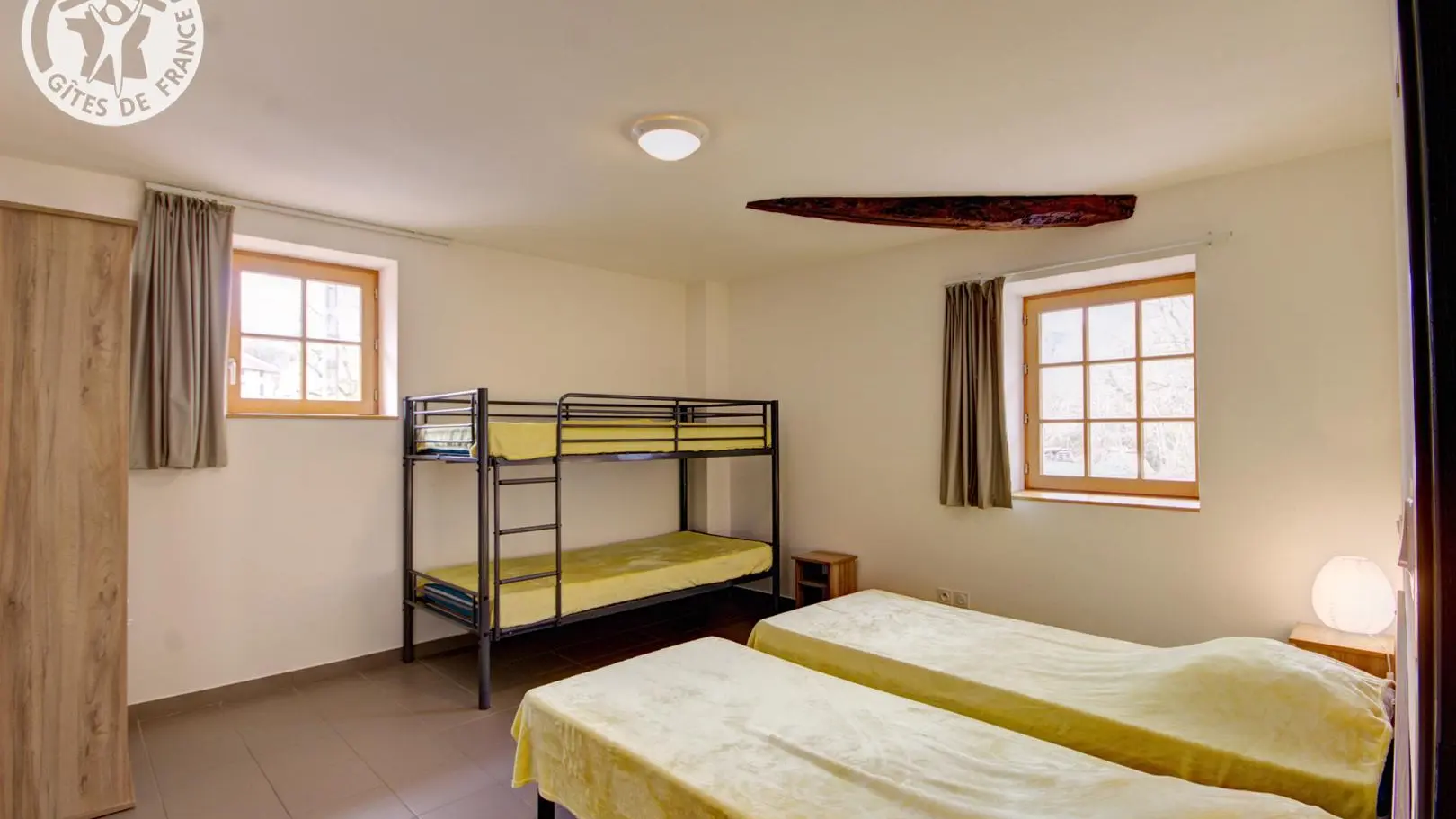 Chambre Jaune : 2 lits 90 jumables + 1 lits superposés