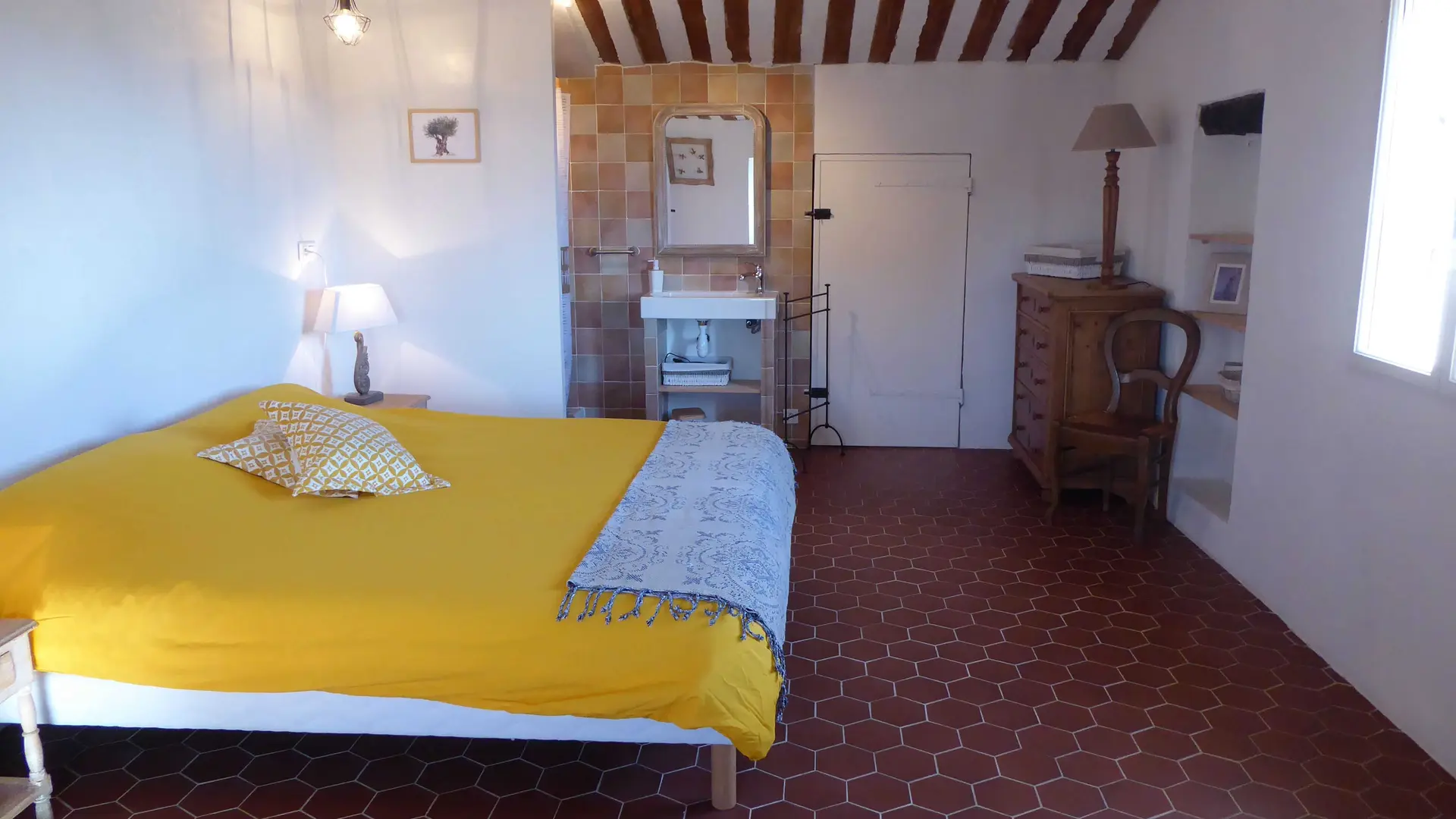 Gîte Bastide de la Rousoulina-2em niveau chambre 2 : 2 lits 90x200 salle d'eau ouverte -Le Rouret-Gîtes de France Alpes-Maritimes