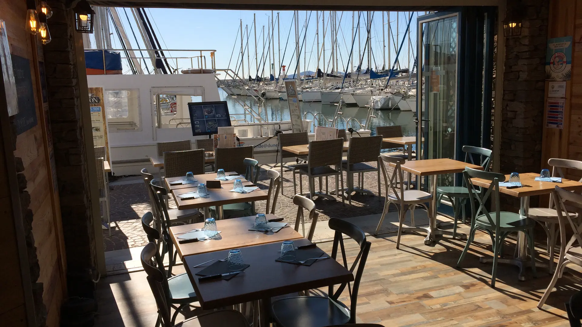 Restaurant with terrace on the Miramar port