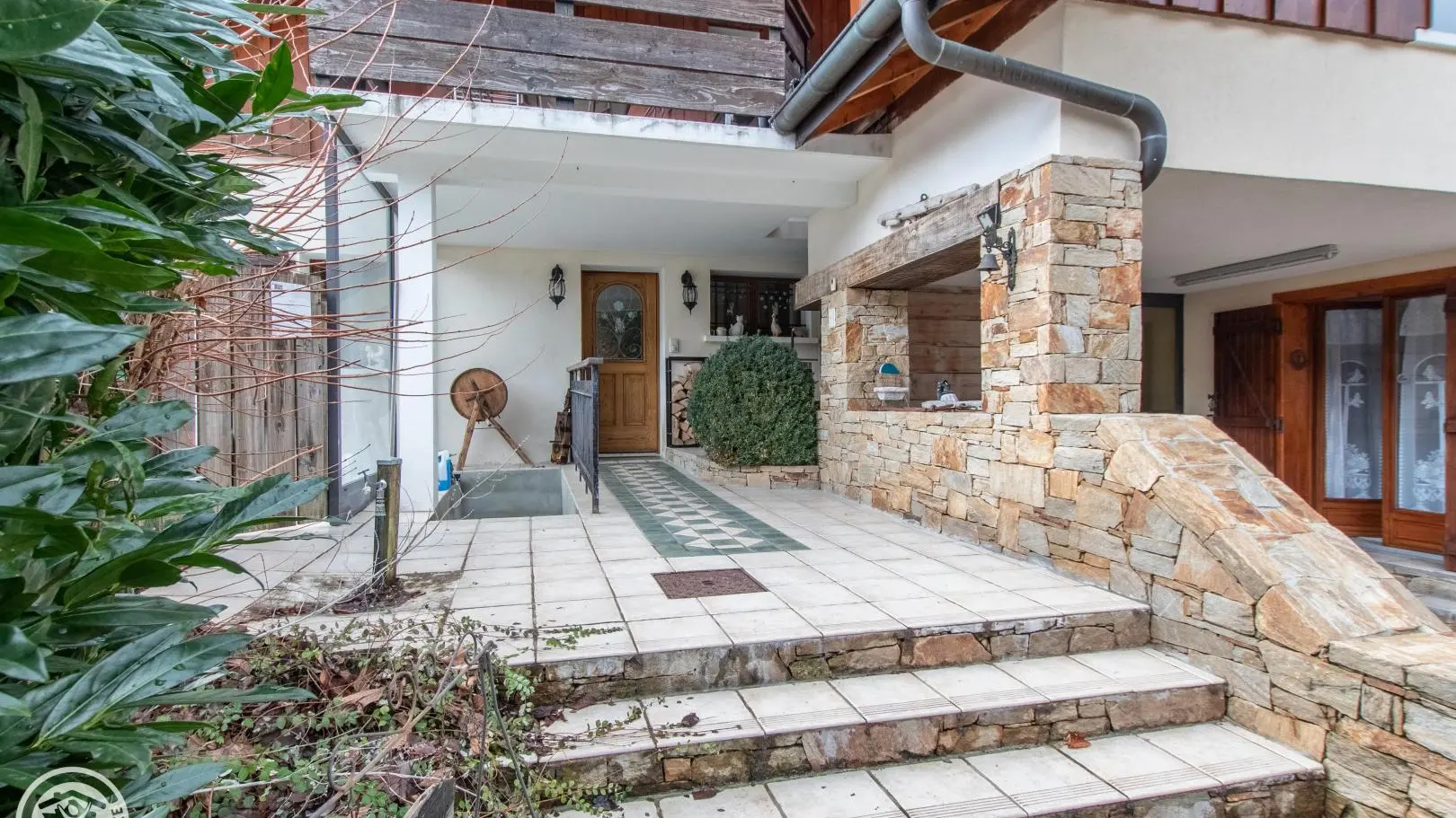 Accès au gîte depuis l'aire de stationnement