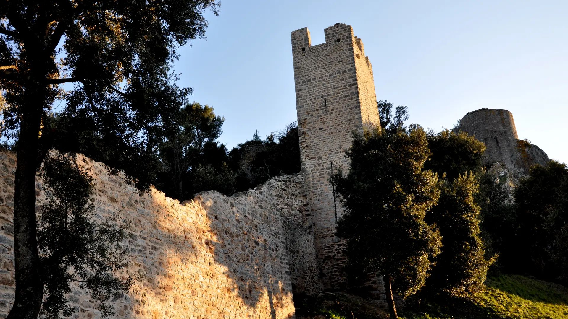 Remparts et vestiges du château des Seigneurs de Fos à Hyères