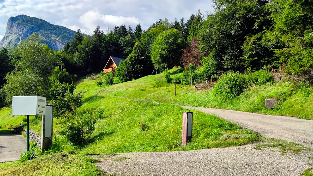 L'environnement du chalet - Vue sur la Roche Veyrand