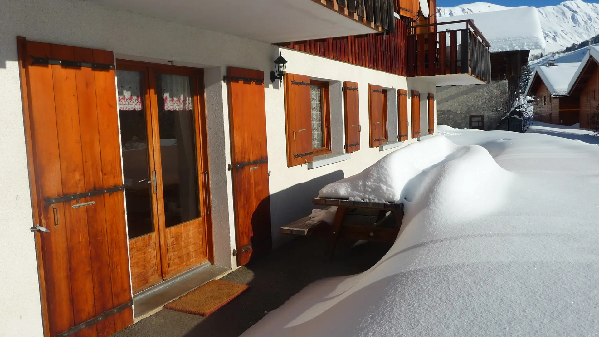 Entrée de la résidence hiver/Entrance of the residence winter-Fleur des Alpes n°5-Le Grand-Bornand